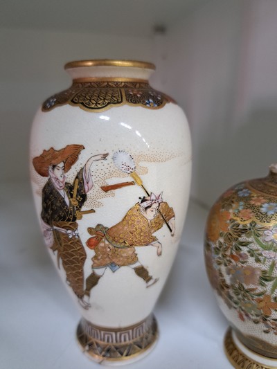 27144099d - Zwei kleine Väschen, Japan, Satsuma, um 1900 Jahrhundert, 1x Balusterform, heller Fond, ...