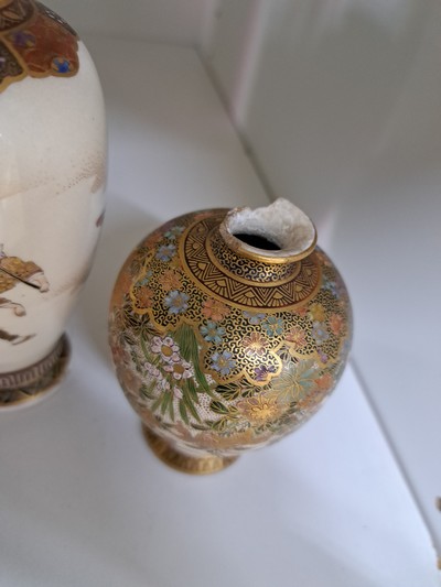 27144099f - Zwei kleine Väschen, Japan, Satsuma, um 1900 Jahrhundert, 1x Balusterform, heller Fond, ...
