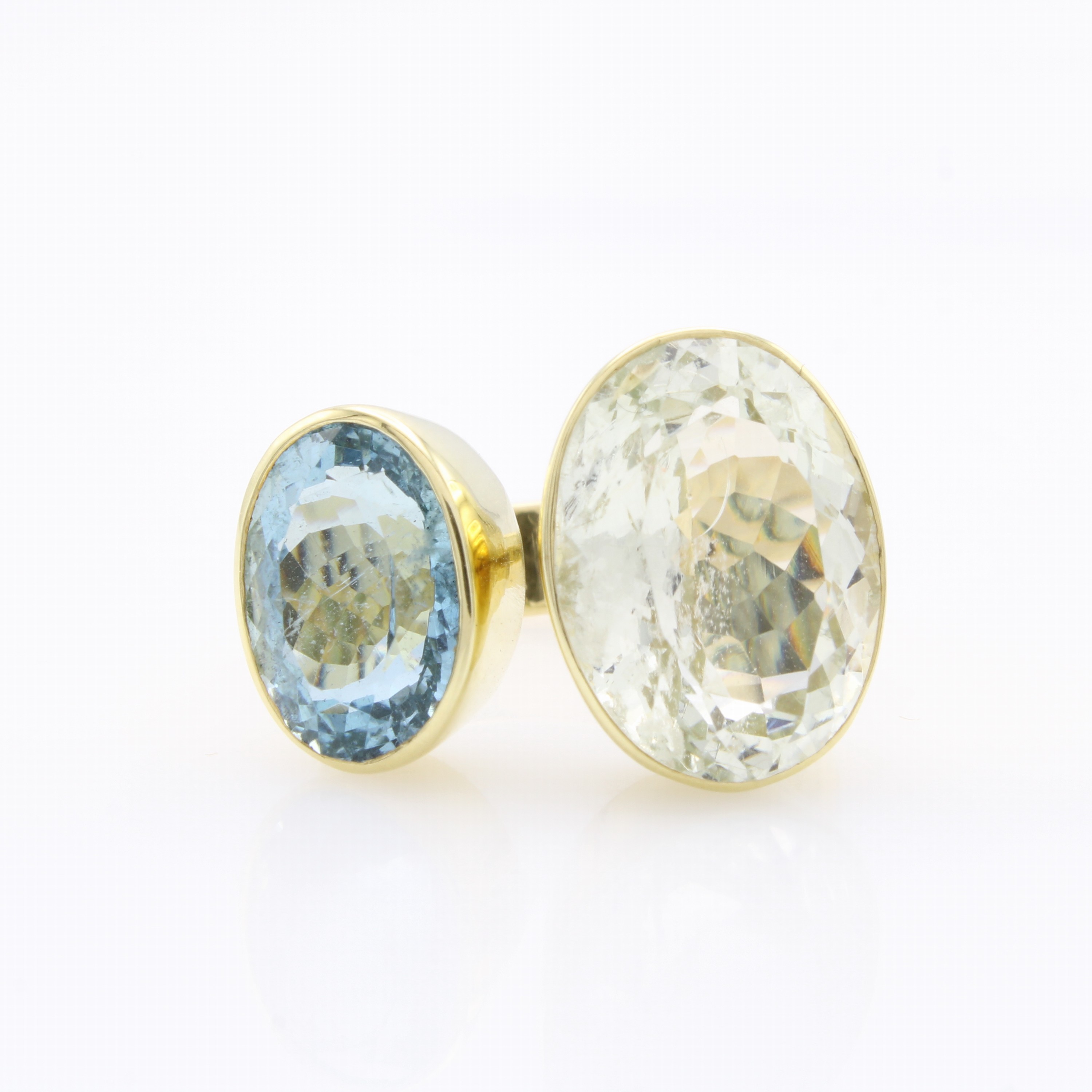 Image 27144167 - Ring mit Aquamarinen, GG 585/000, 2 ovale Aquam. in versch. Blautönen zus. ca. 12.4 ct, ...