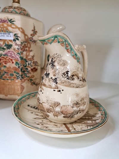 27144100b - Zwei Kannen und ein Milchkännchen, Untertasse, Satsuma, Japan, Ende 19. Jh., ...