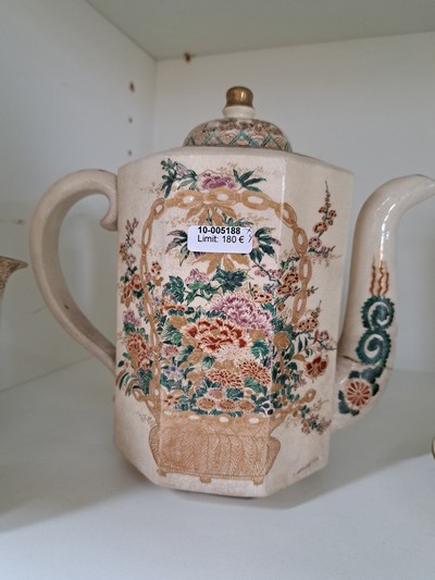 27144100d - Zwei Kannen und ein Milchkännchen, Untertasse, Satsuma, Japan, Ende 19. Jh., ...