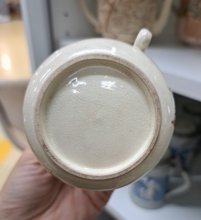 27144100e - Zwei Kannen und ein Milchkännchen, Untertasse, Satsuma, Japan, Ende 19. Jh., ...