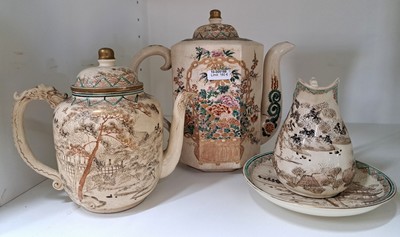 27144100f - Zwei Kannen und ein Milchkännchen, Untertasse, Satsuma, Japan, Ende 19. Jh., ...