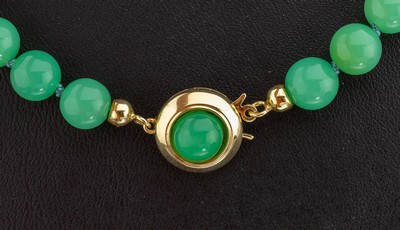 27144105a - Chrysopras-Collier mit 14 kt Gold Schließe, GG 585/000, Chrysopras-Kugeln im Verlauf, ...