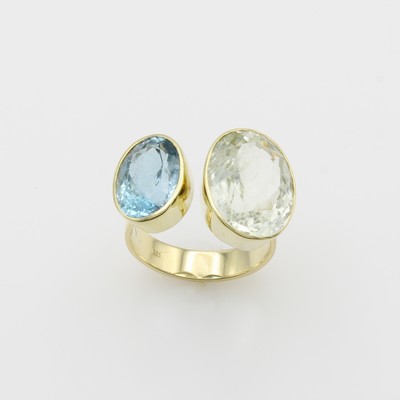 27144167a - Ring mit Aquamarinen, GG 585/000, 2 ovale Aquam. in versch. Blautönen zus. ca. 12.4 ct, ...