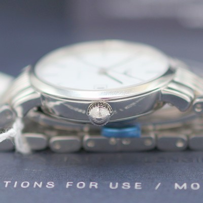 27144198d - LONGINES Elegant ungetragene Damenarmbanduhr Referenz L4.310.4116, Automatik, beids. ...