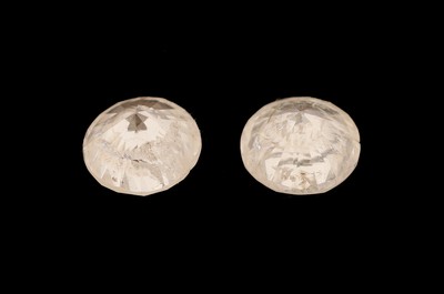 27144218a - 2 Brillanten zus. ca. 0.73 ct Weiß.l. get.Weiß/p, D. ca. 4.4 - 4.45 mm Schätzpreis: ...