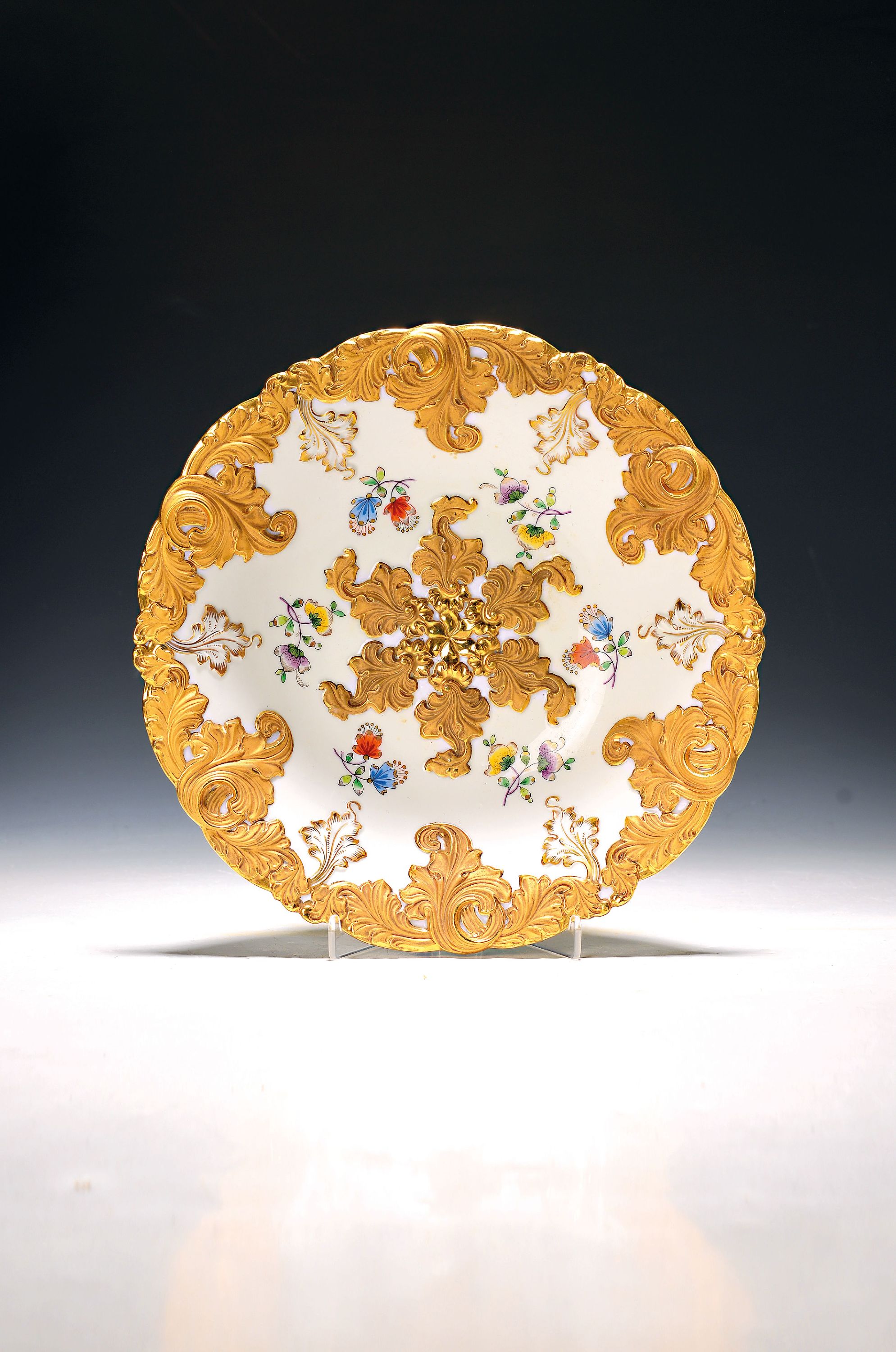 Image 27144359 - Ceremonial plate, Meissen, 20th century, matt and glossy gilding ind. Flowers, diameter ...