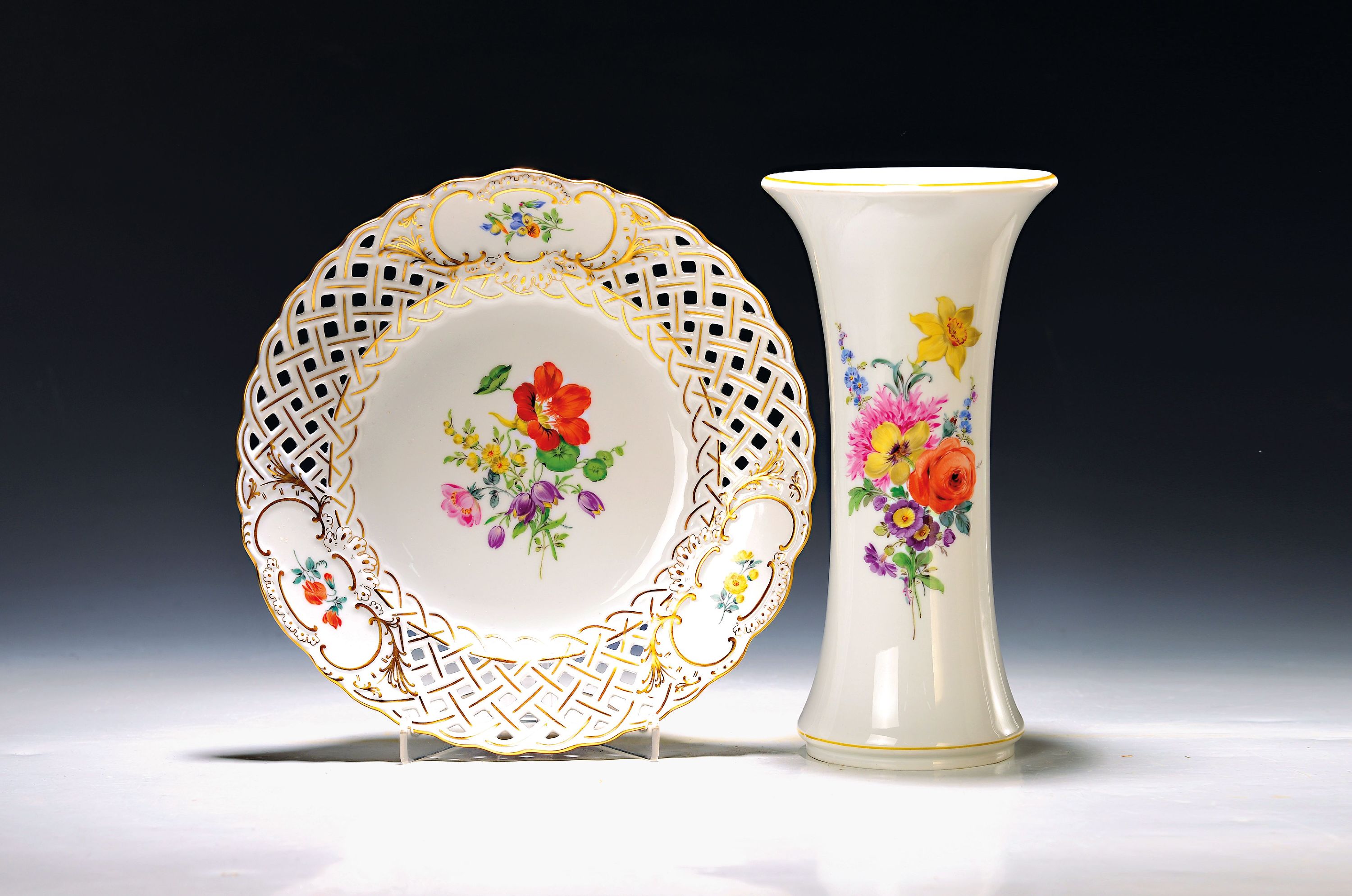 Image 27144361 - Teller und Vase, Meissen, 20. Jh., Teller mit ausgeschnittenem Rand, Blumenmalerei, D. ...