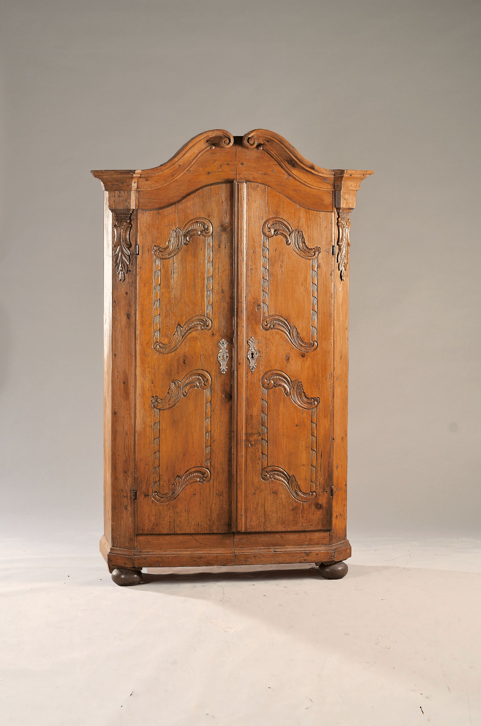 Image 27144550 - Zweitüriger Bauernschrank, Tegernsee, 18. Jh., wohl Fichtenholz, geschnitzt, ...