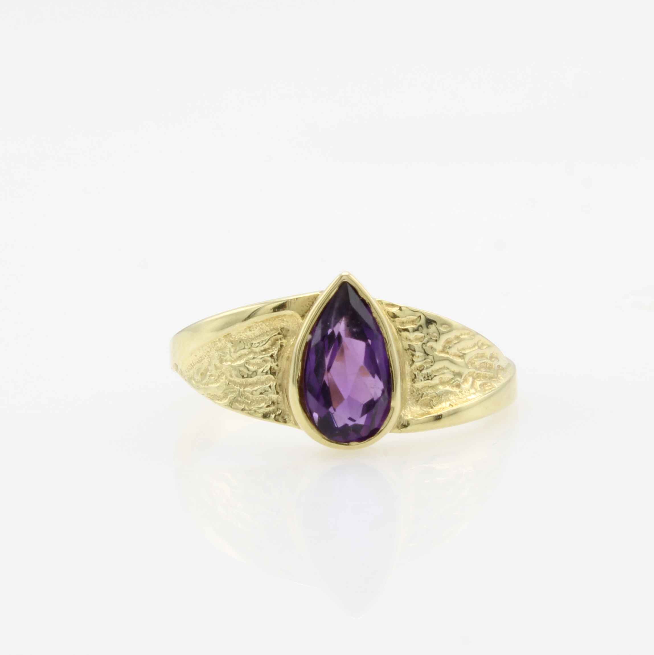 Image 27144815 - Ring mit Amethyst, GG 585/000, tropfenf. Amethyst in glatter Fassung, Ringschultern ...