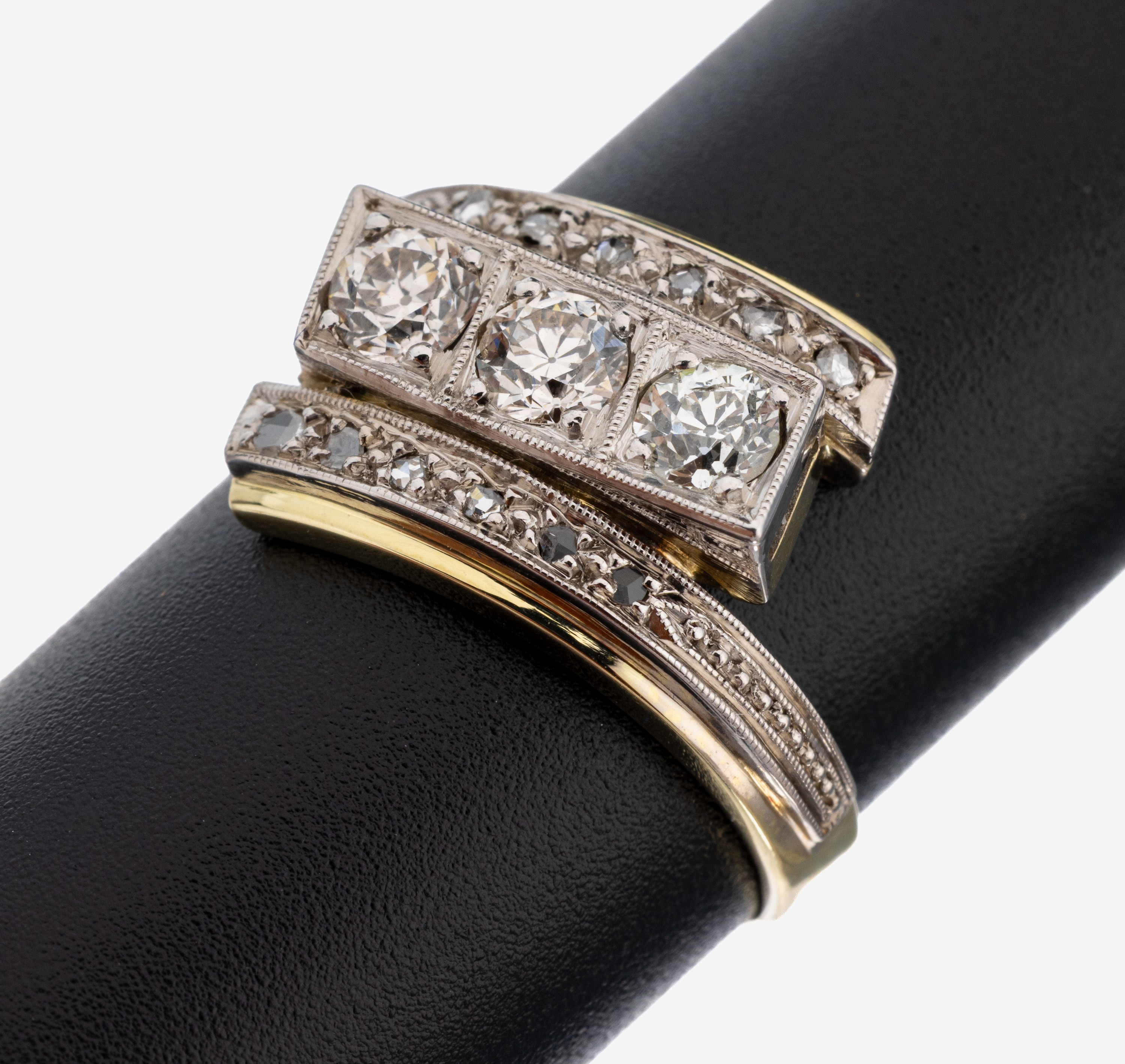 Image 27144941 - 14 kt Gold Diamant-Ring, GG/WG 585/000, mittig 3 Altschliffdiamanten zus. ca. 0.50 ct ...