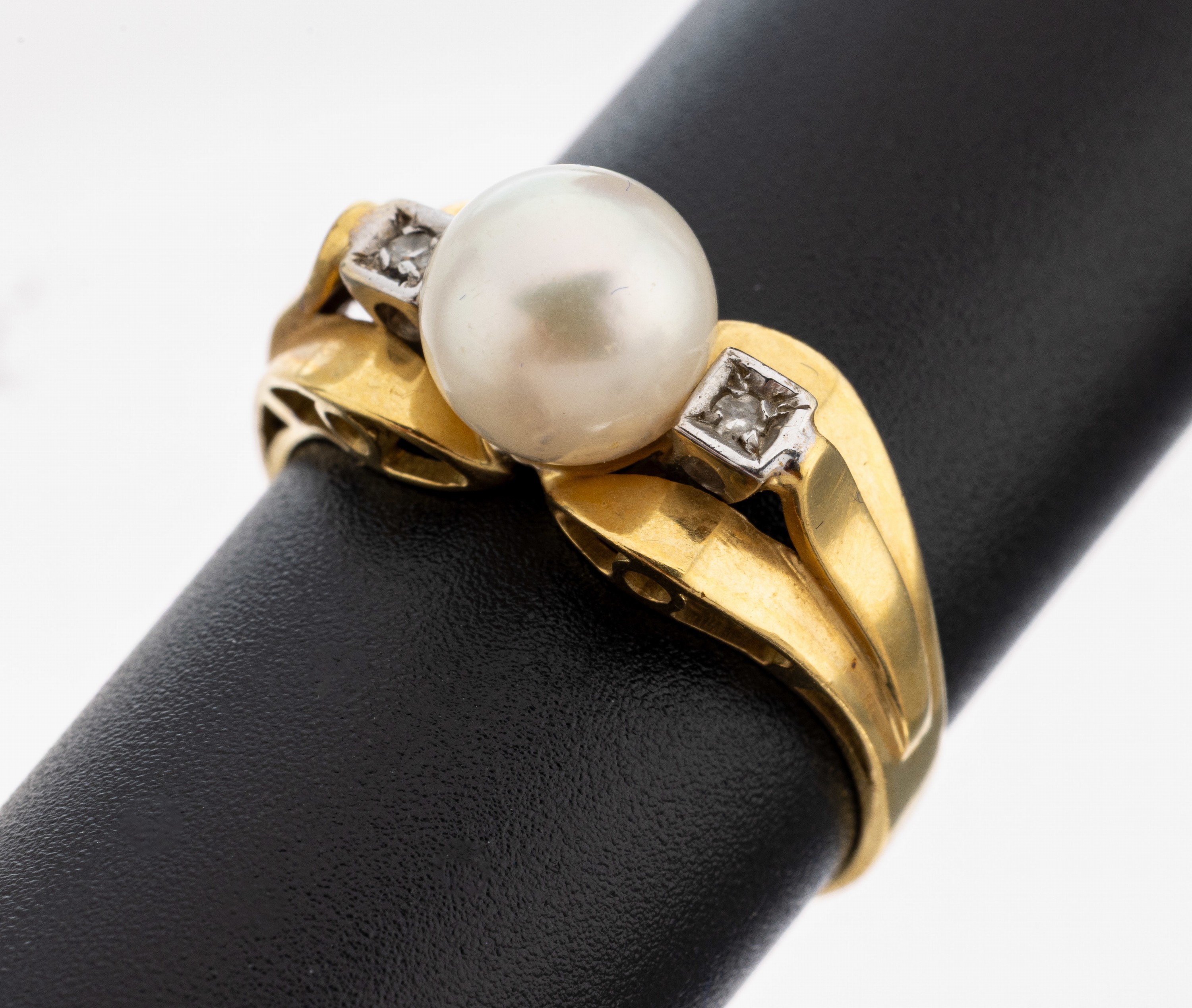 Image 27144942 - 18 kt Gold Perl-Diamant-Ring, 1950er Jahre, GG/WG 750/000, mittig Akoyazuchtperle, D. ...
