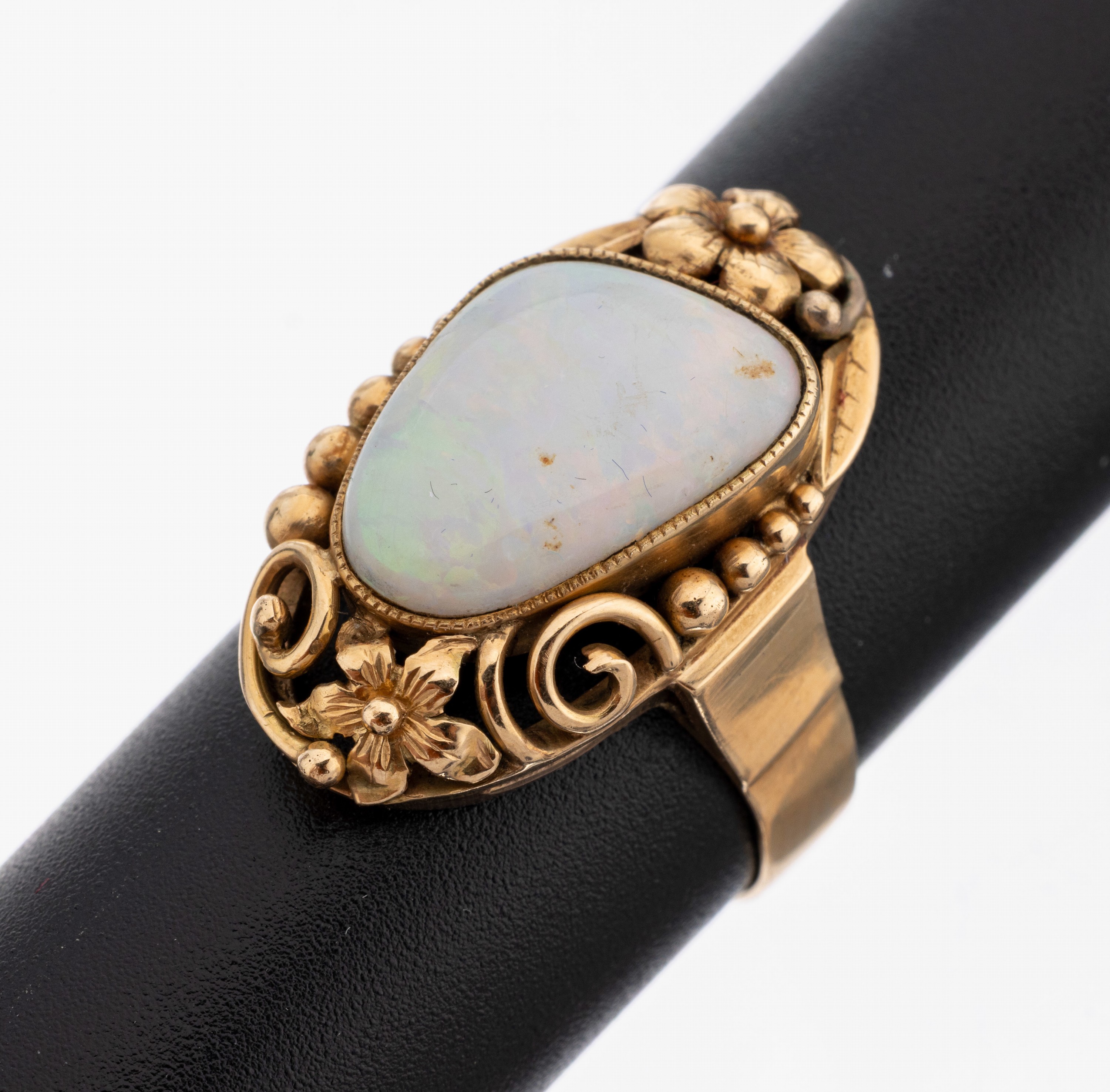Image 27144948 - 14 kt Gold Opal-Ring, GG 585/000, Ringkopf durchbrochen mit Voluten, Blüten und ...