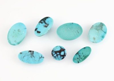 27144938a - Lot 7 lose Türkise, zus. ca. 32.59 ct, 6 x oval 1 x rund, Cabochons Schätzpreis: 680, - ...