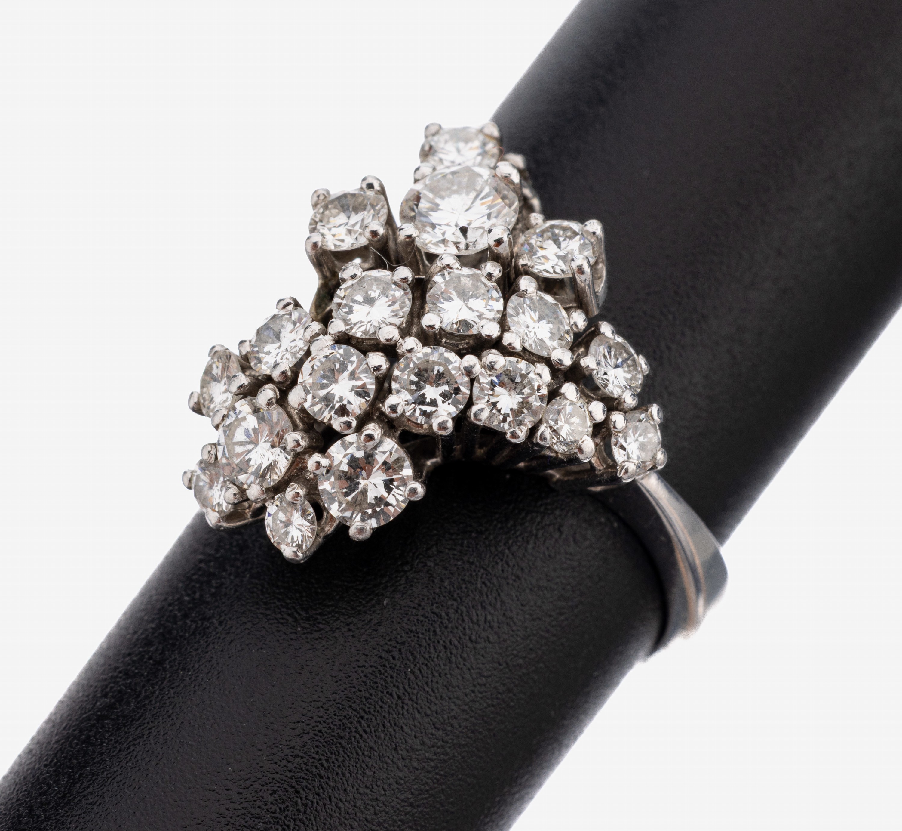 Image 27145013 - 18 kt Gold Brillant-Ring, WG 750/0000, ungewöhnliches Design, 19 Brillanten zus. ca. ...