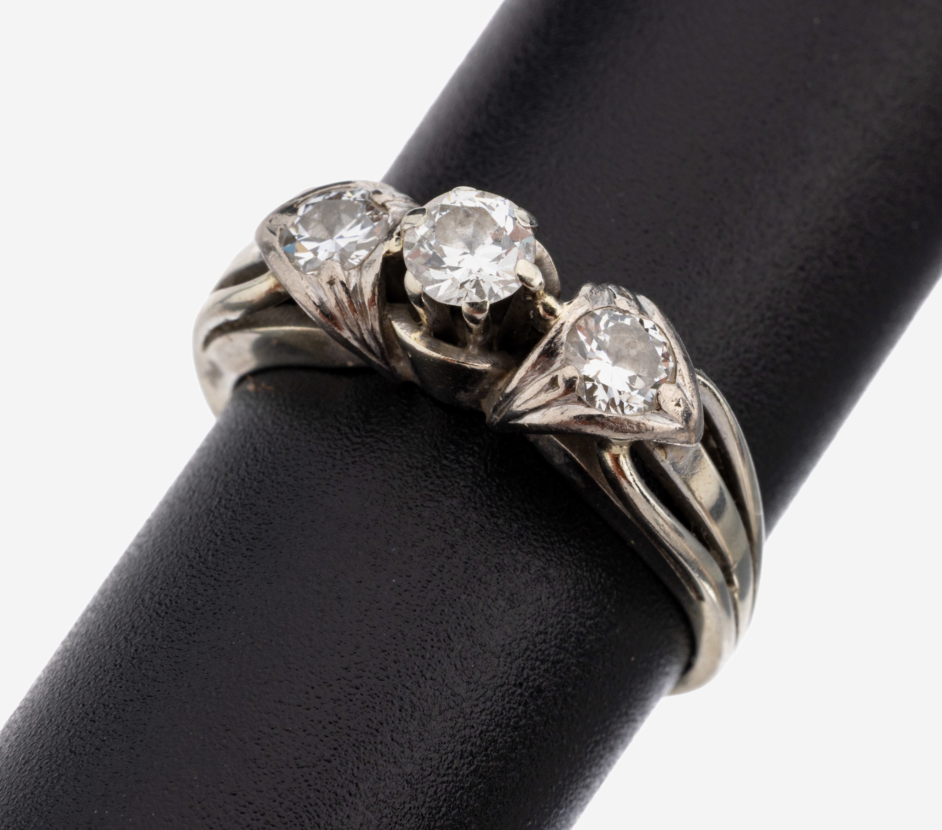 Image 27145014 - 18 kt Gold Diamant-Ring, 1940er-50er Jahre, WG 750/000, 3 Altschliffdiamanten zus. ca. ...