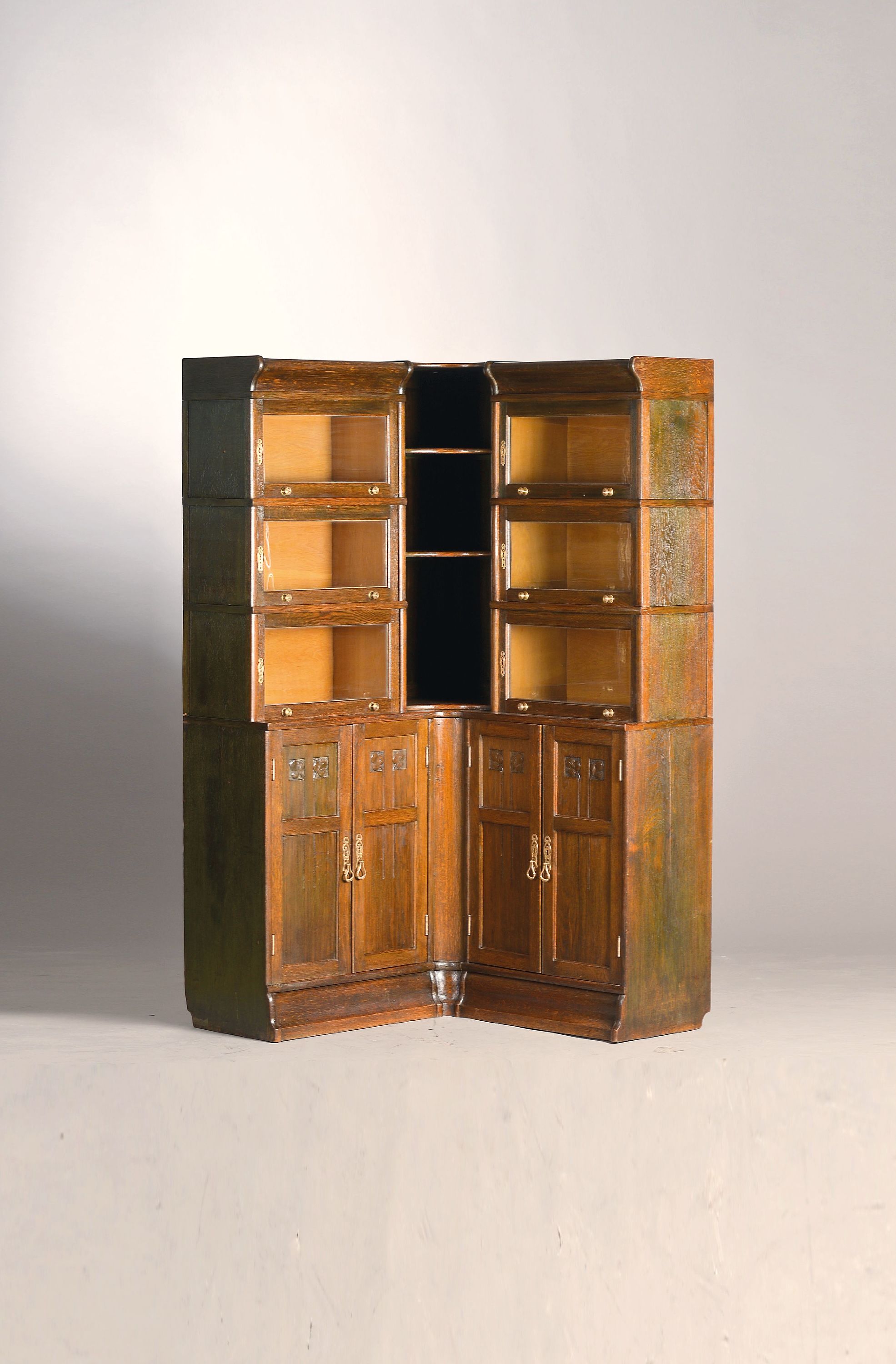 Image 27145021 - Bücherschrank über Eck, um 1920, Eiche dunkel gebeizt, 3-tlg. Aufsatz mit verglasten ...
