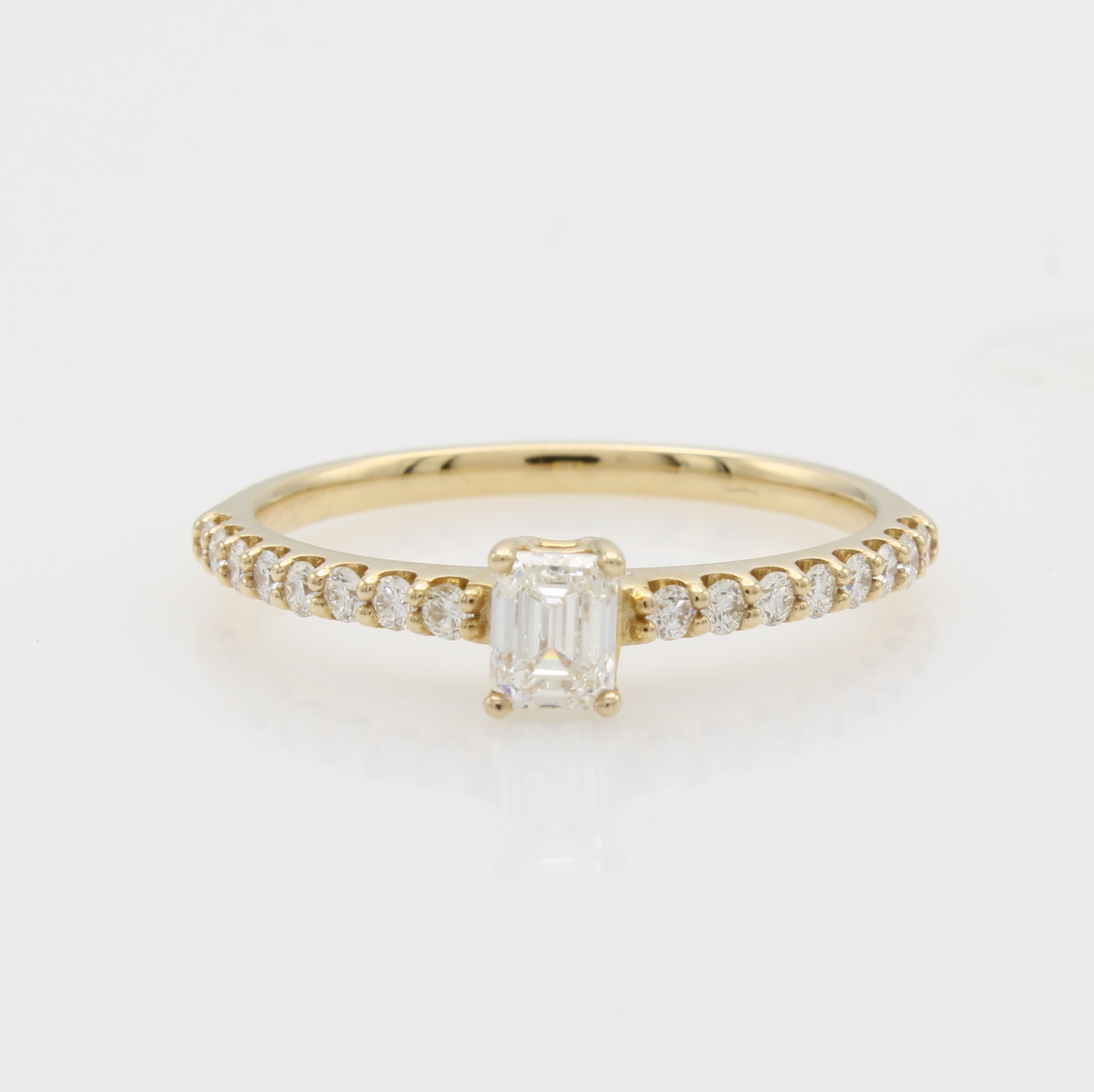 Image 27145260 - Ring mit Diamant und Brillanten, GG 585/000, Diam. im EM-Cut ca. 0.30 ct u. Brill. in ...
