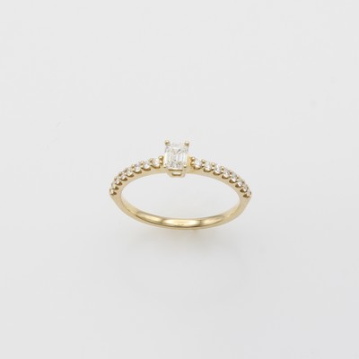 27145260a - Ring mit Diamant und Brillanten, GG 585/000, Diam. im EM-Cut ca. 0.30 ct u. Brill. in ...