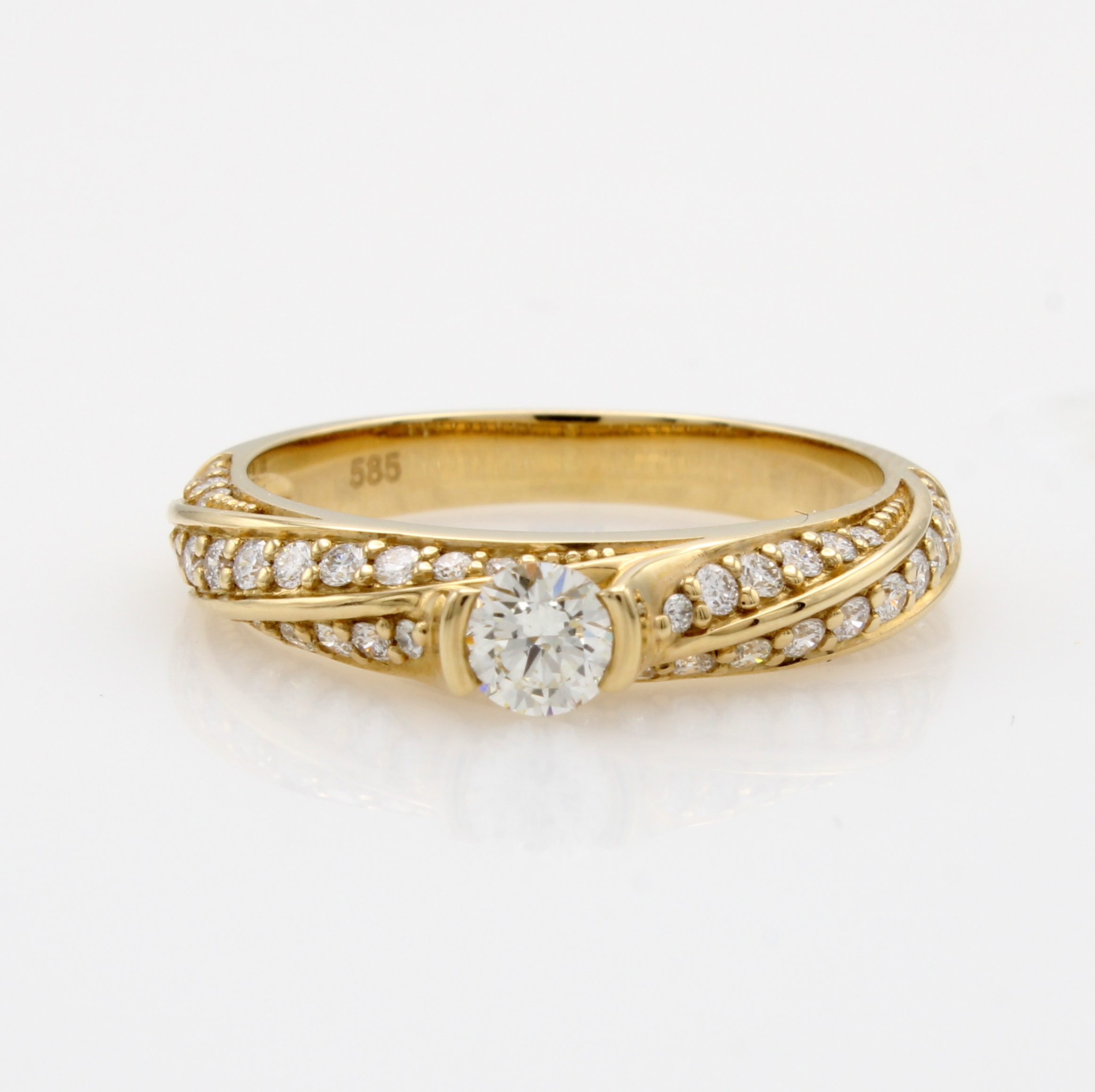 Image 27145384 - Ring mit Brillanten, GG 585/000, Solitär in Halbzarge gef. u. Besatzbrill. zus. ca. ...