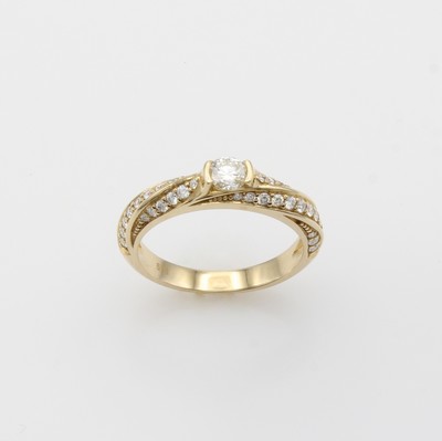 27145384a - Ring mit Brillanten, GG 585/000, Solitär in Halbzarge gef. u. Besatzbrill. zus. ca. ...