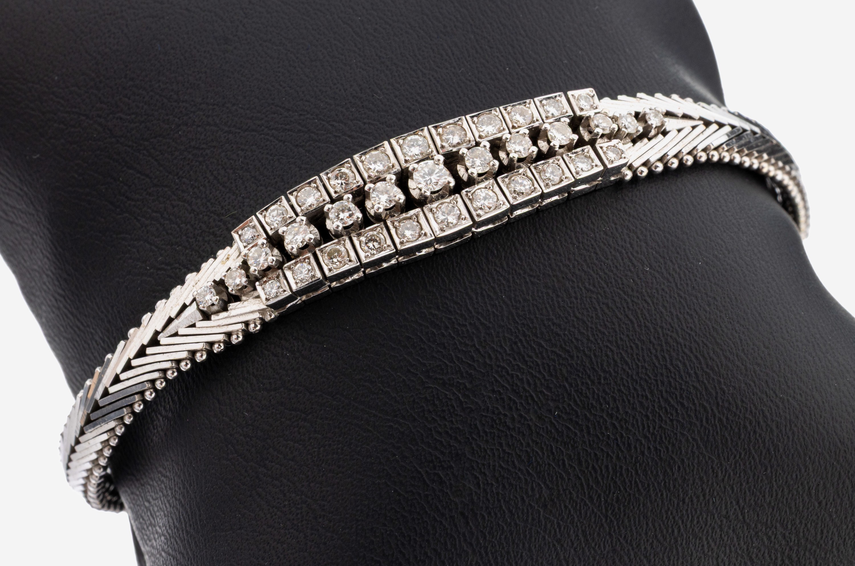 Image 27145405 - 18 kt gold brilliant-bracelet, 1970s , WG 750/000, 35 brilliants total approx. 0.94 ct ...