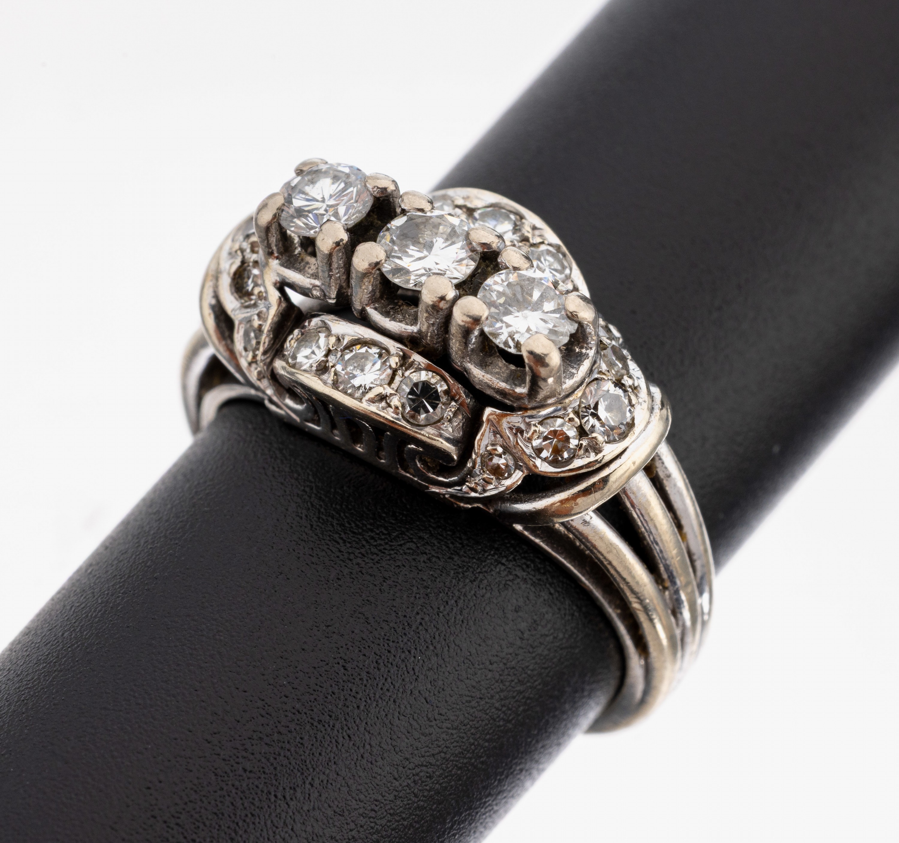 Image 27145410 - 14 kt Gold Diamant-Ring, WG 585/000, 3 Brillanten und 16 8/8-Diamanten zus. ca. 0.80 ct ...