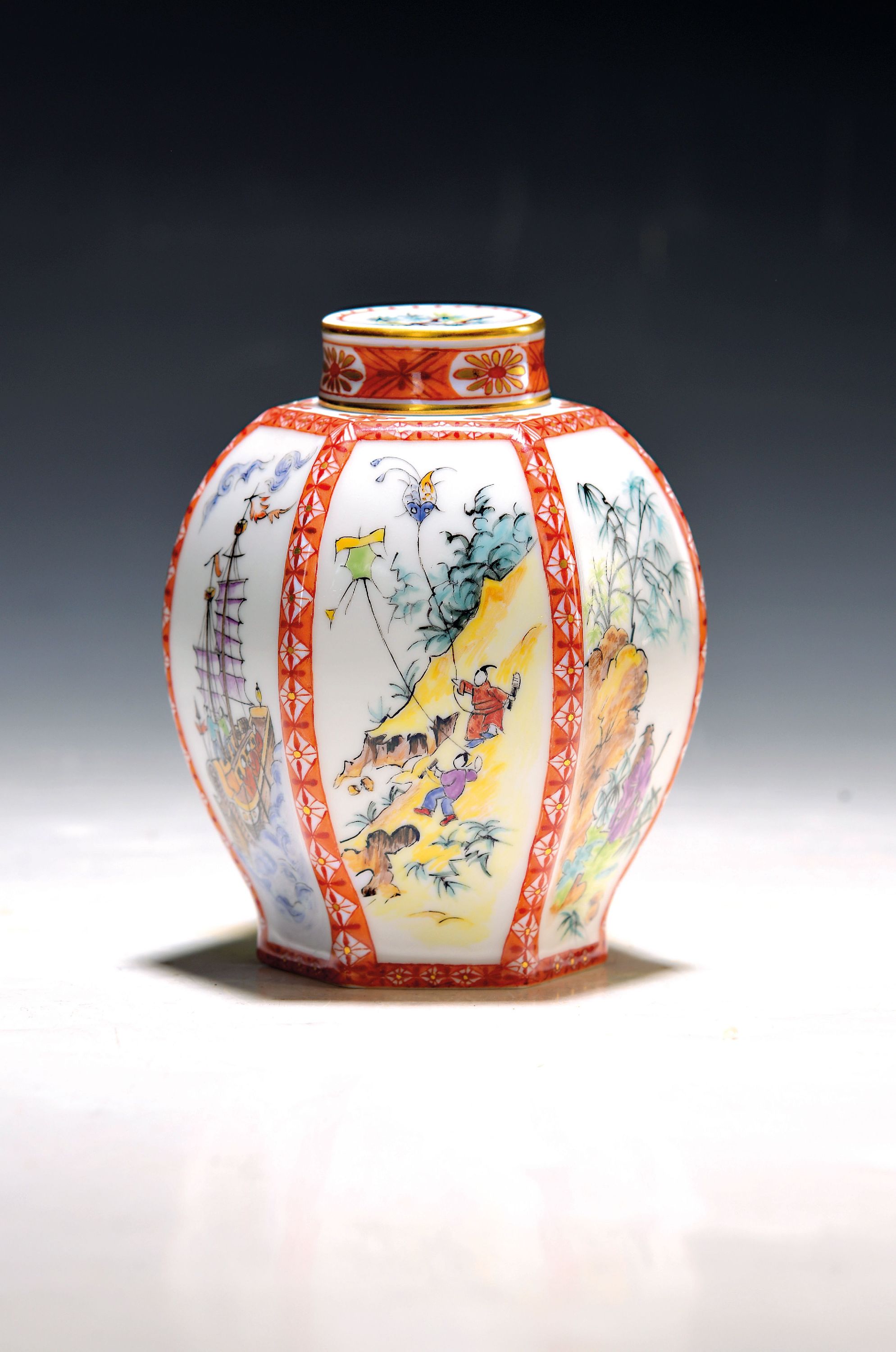 Image 27145412 - Teedose mit chinoiser Malerei, Meissen, 1950/60er-Jahre, Porzellan, Goldstaffage, ...