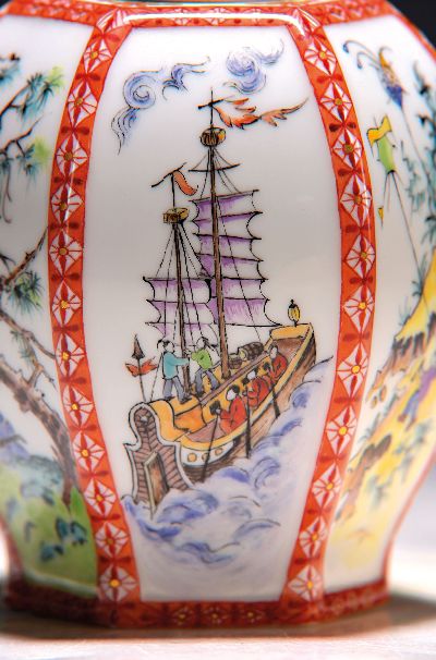 27145412a - Teedose mit chinoiser Malerei, Meissen, 1950/60er-Jahre, Porzellan, Goldstaffage, ...