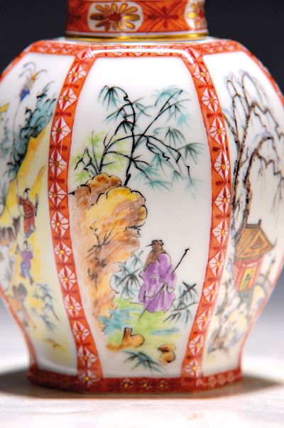 27145412b - Teedose mit chinoiser Malerei, Meissen, 1950/60er-Jahre, Porzellan, Goldstaffage, ...