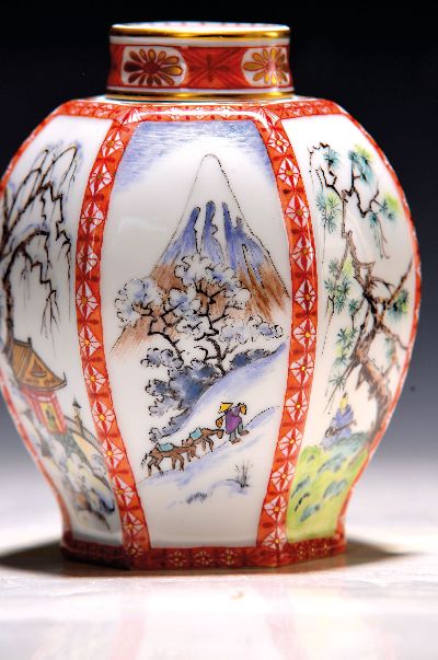 27145412c - Teedose mit chinoiser Malerei, Meissen, 1950/60er-Jahre, Porzellan, Goldstaffage, ...