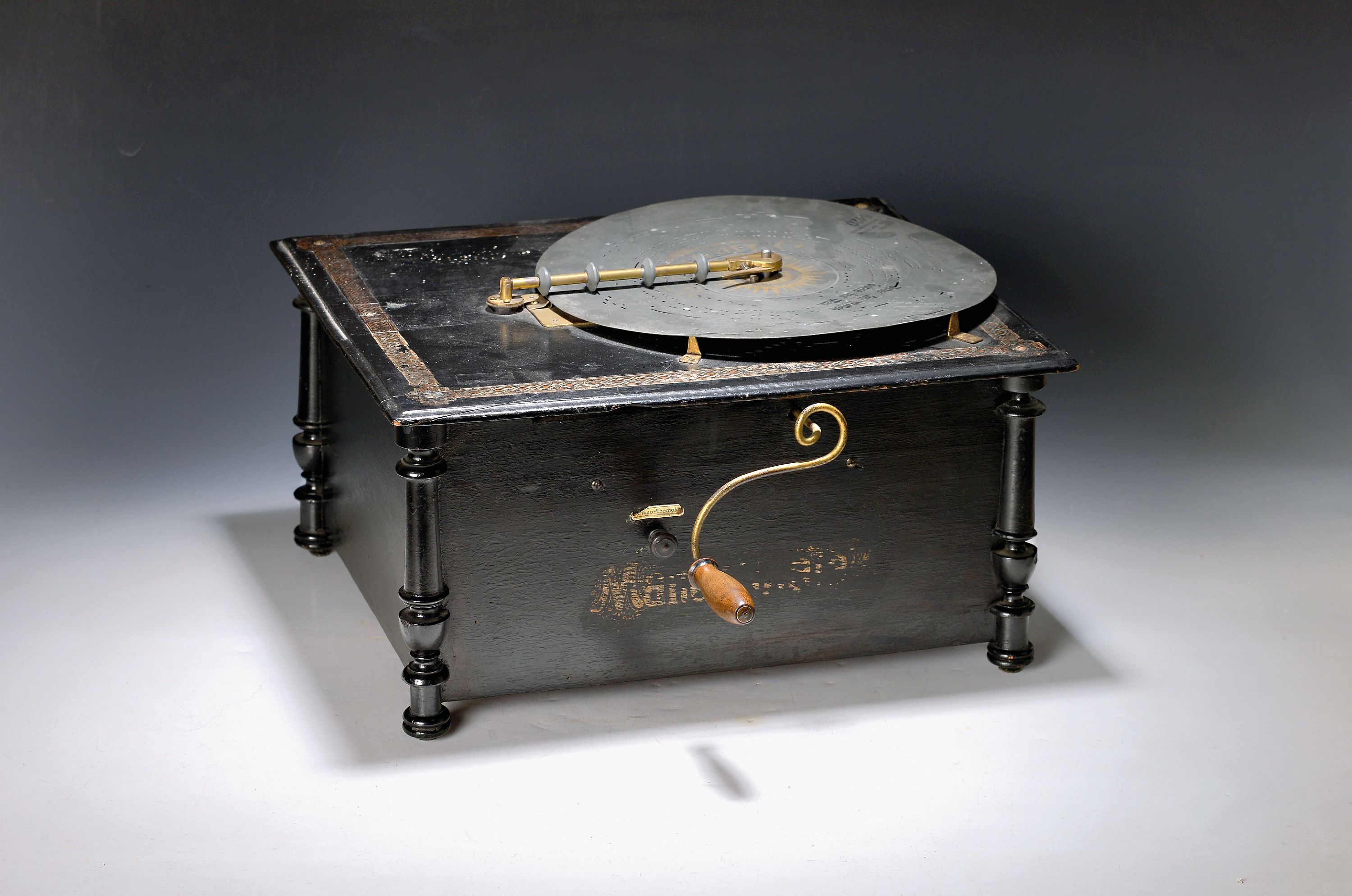 Image 27145707 - Blechplattendrehorgel, sog. Amorette -Mandolinta, 20. Jh., schwarz gefasstes ...