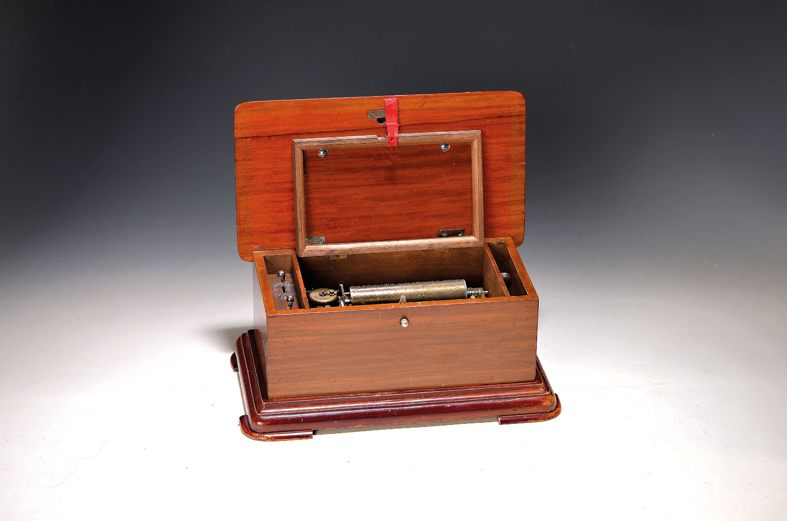 Image 27145709 - Kleine Walzenspieldose, deutsch, um 1850, Holz mit Intarsien, farblich gefasst, an ...