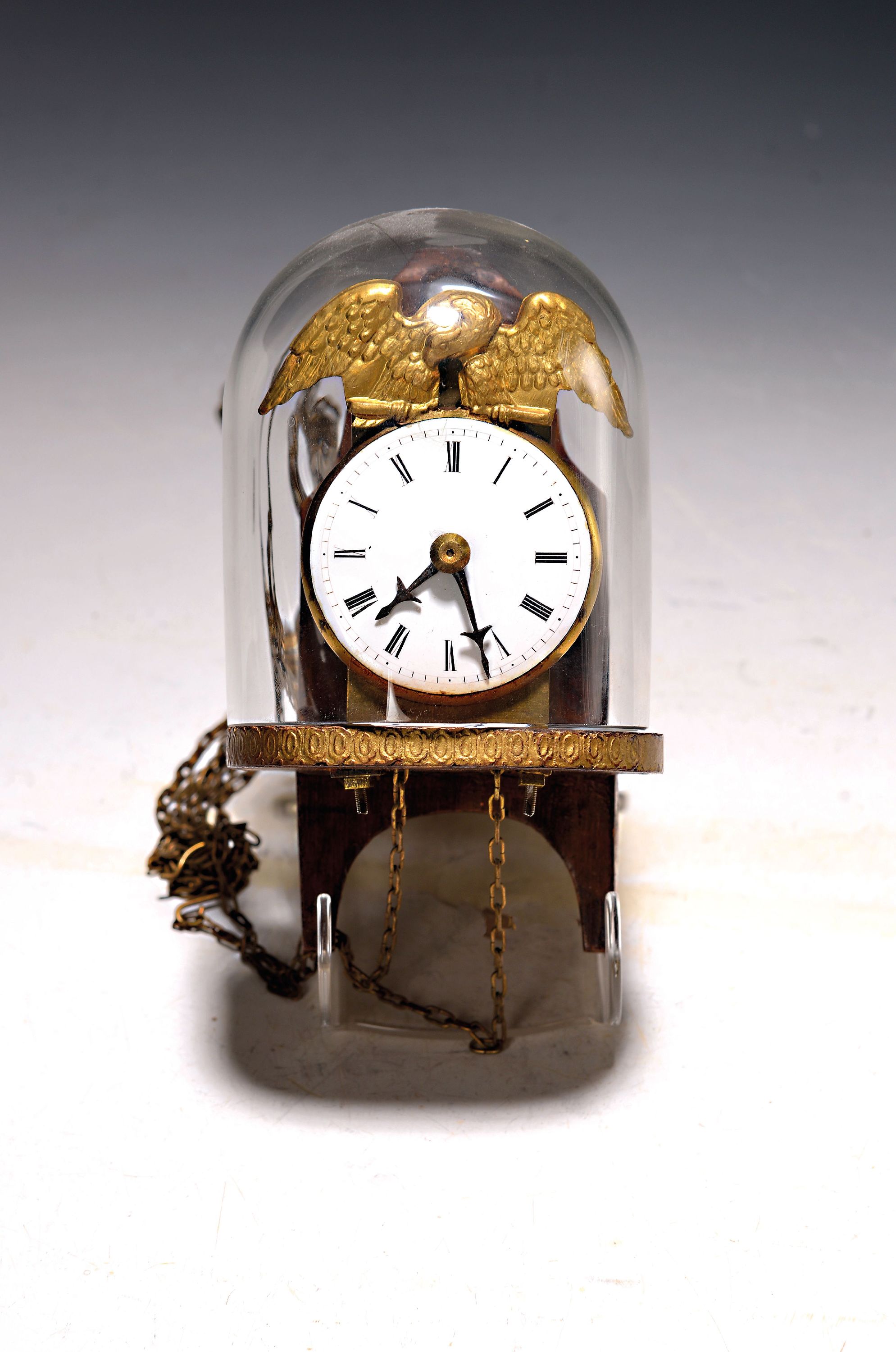 Image 27145712 - Kleine Wanduhr mit Glassturz, süddeutsch, um 1820 auf Holzsockel montiert, mit ...