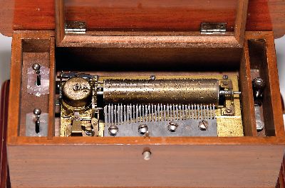 27145709a - Kleine Walzenspieldose, deutsch, um 1850, Holz mit Intarsien, farblich gefasst, an ...