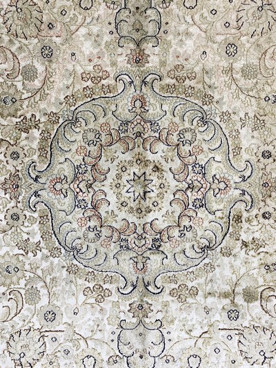 27145917c - Kaschmir Seide, Indien, Mitte 20.Jhd, reineNaturseide, ca. 240 x 154 cm, EHZ: 2 ...