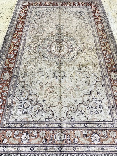 27145917f - Kaschmir Seide, Indien, Mitte 20.Jhd, reineNaturseide, ca. 240 x 154 cm, EHZ: 2 ...