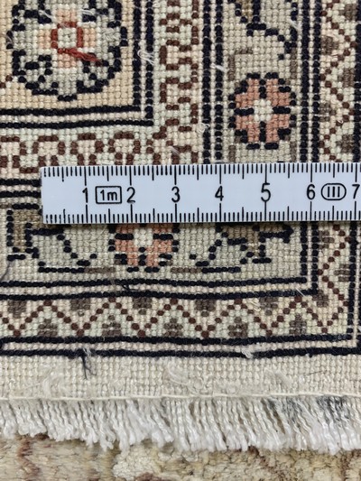 27145917g - Kaschmir Seide, Indien, Mitte 20.Jhd, reineNaturseide, ca. 240 x 154 cm, EHZ: 2 ...