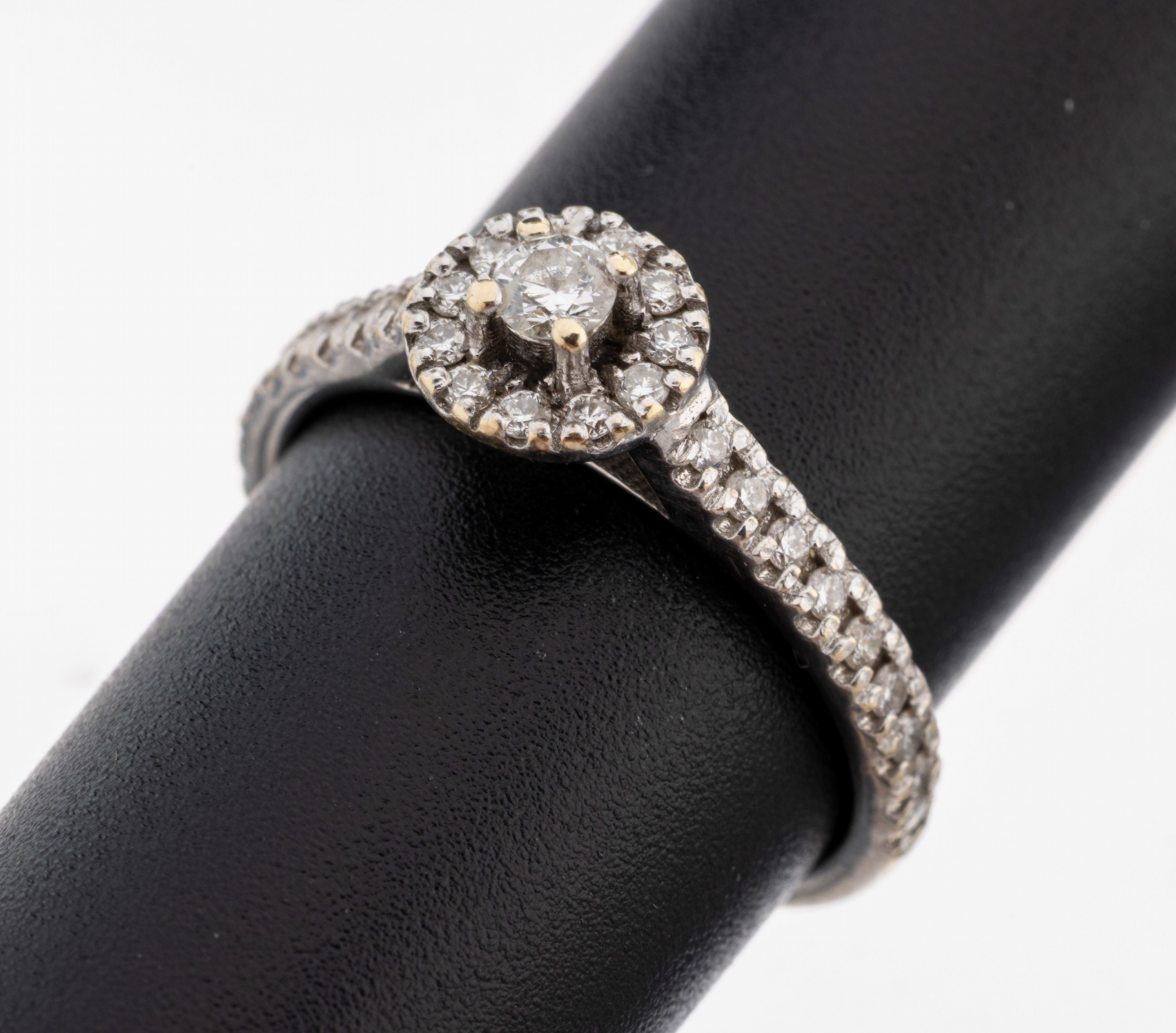 Image 27146105 - 18 kt Gold Brillant-Ring, WG 750/000, 30 Brillanten zus. ca. 0.34 ct Weiß/si-p, RW 52, ...