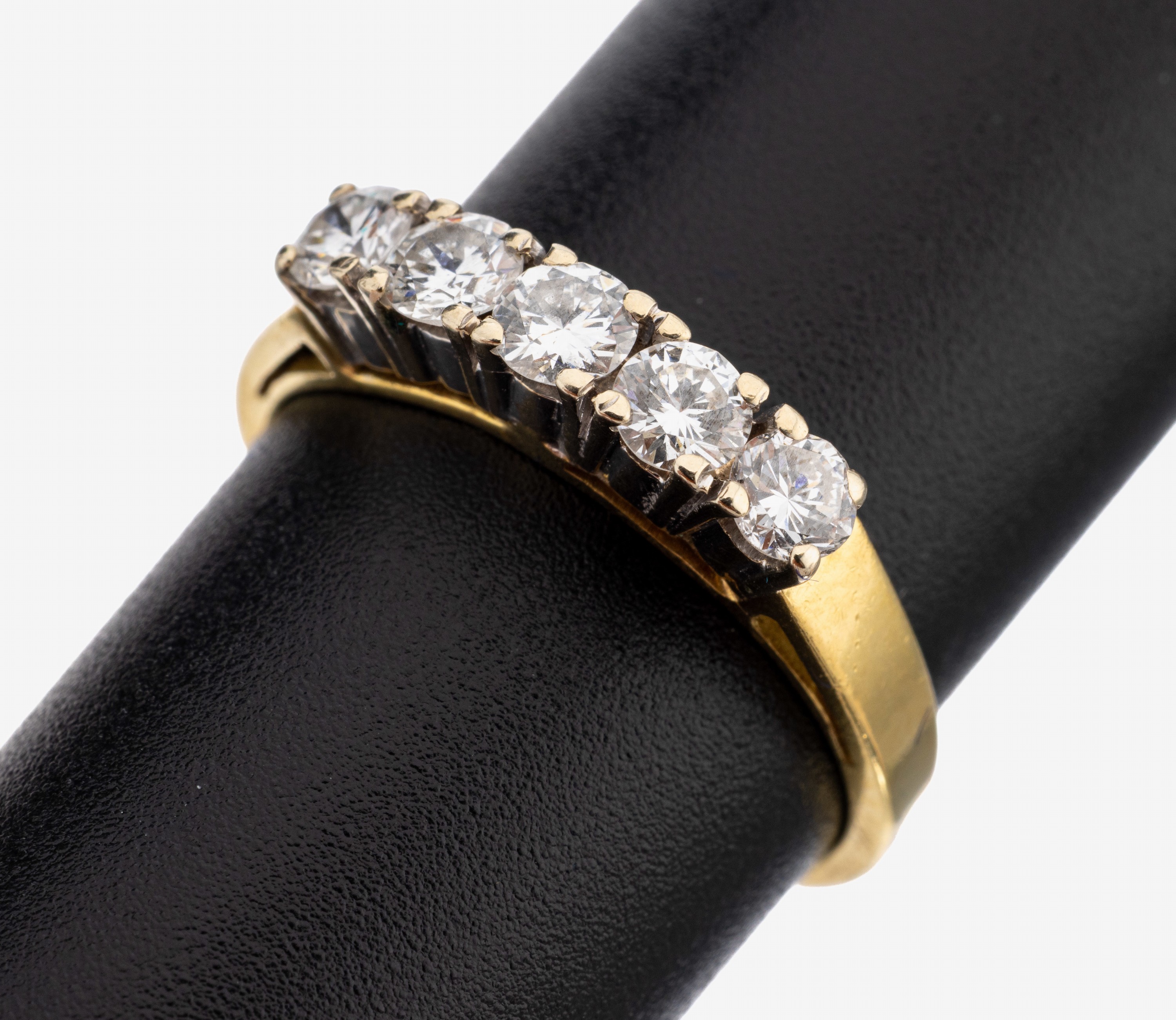 Image 27146398 - 18 kt Gold Brillant-Ring, GG/WG 750/000, 5 Brillanten zus. ca. 0.65 ct (grav.) ...