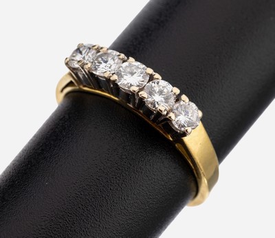 Image 18 kt Gold Brillant-Ring, GG/WG 750/000, 5 Brillanten zus. ca. 0.65 ct (grav.) ...
