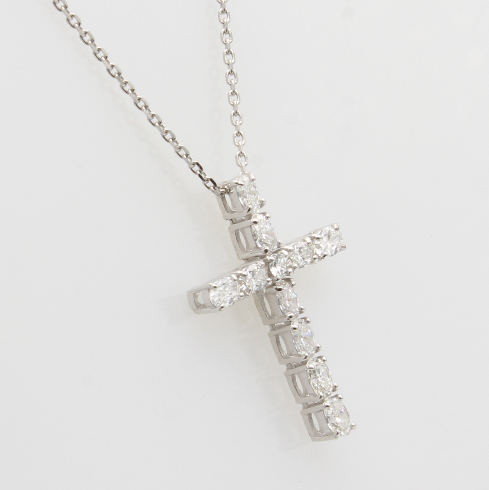 Image 27146564 - Kreuzanhänger mit Diamanten und Brillant an Kette, WG 750/000, 10 ovale Diam. zus. ca. ...