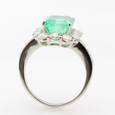 27146538a - Ring mit Smaragd und Brillanten, 900er Platin, Smaragd ca. 3.75 ct (Kolumbien), Brill. ...