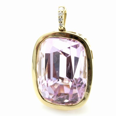 27146546a - Anhänger mit Kunzit und Brillanten, GG 585/ 000, fac. Kunzit ca. 65.39 ct, 4 Brill. in ...