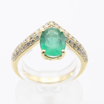 27146554a - Ring mit Smaragd und Brillanten, GG 750/000,ovaler Smaragd ca. 1.60 ct, 67 Brill. zus. ...