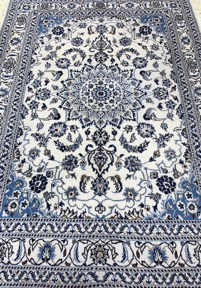 27146565e - Nain, Persien, Ende 20.Jhd, Wolle auf Baumwolle, ca. 230 x 164 cm, EHZ: 2 Schätzpreis: ...