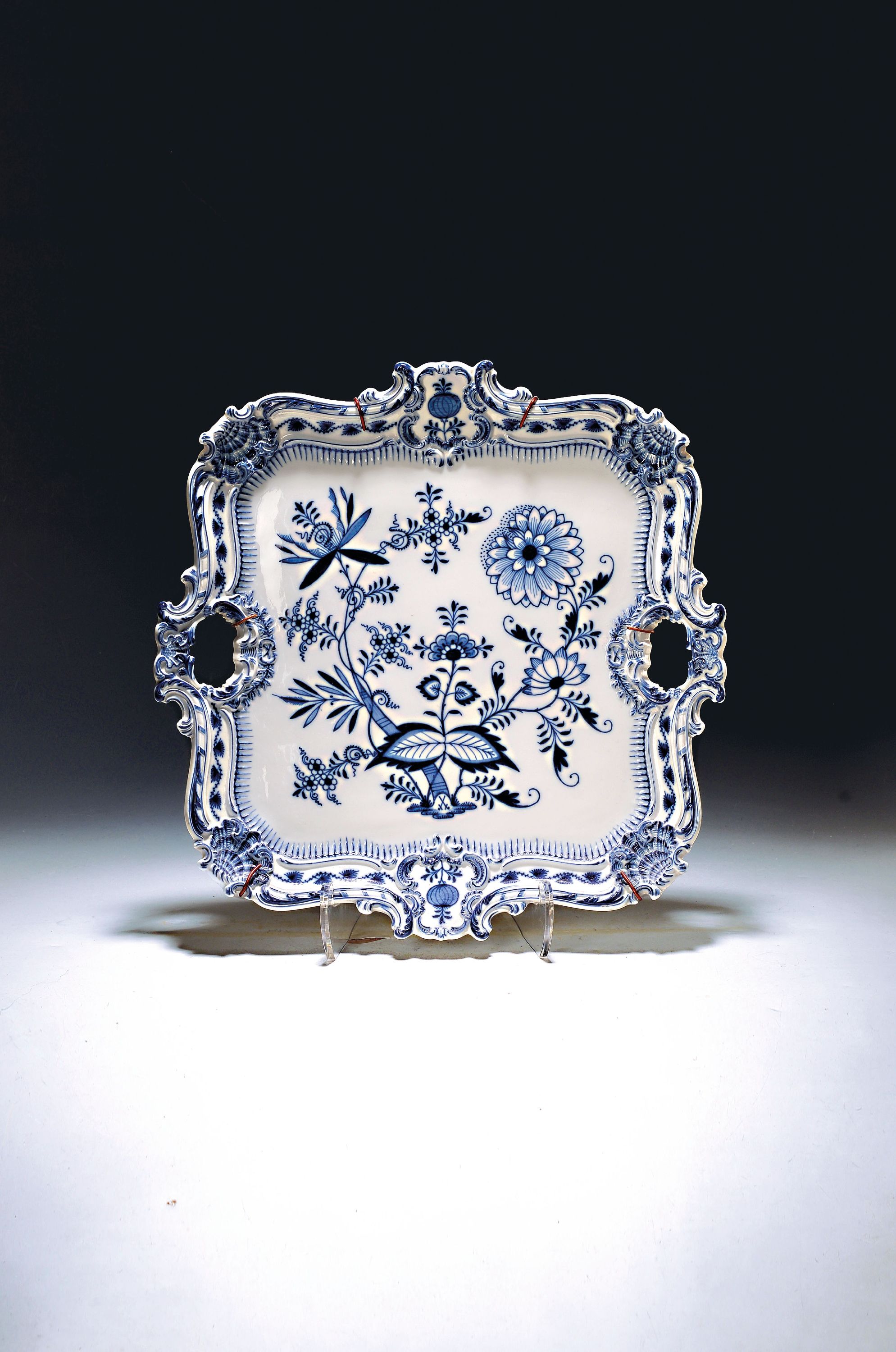 Image 27146672 - Tablett, Meissen, um 1900, 2. Wahl, Blaues Zwiebelmuster unter der Glasur, Ränder reich ...