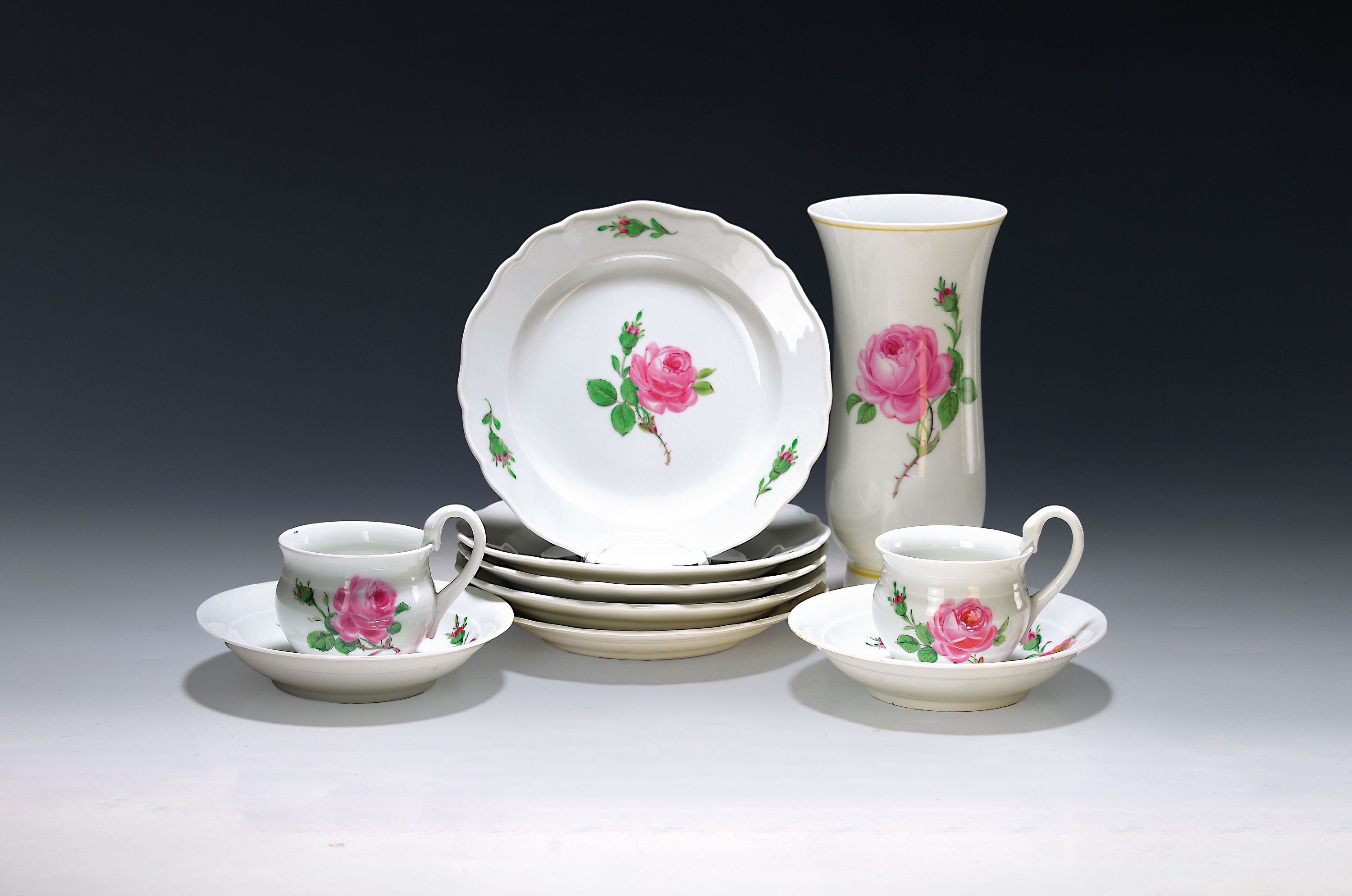 Image 27146675 - 4 Kaffeegedecke und eine Vase, Meissen, um 1900 und später, 2. Wahl, Dekor rote Rose, 4 ...