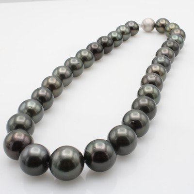 27146842a - Tahitizuchtperlcollier mit Schmuckschließe, Kugelschl. WG 585/000, z.T. matt. bes. m. ...